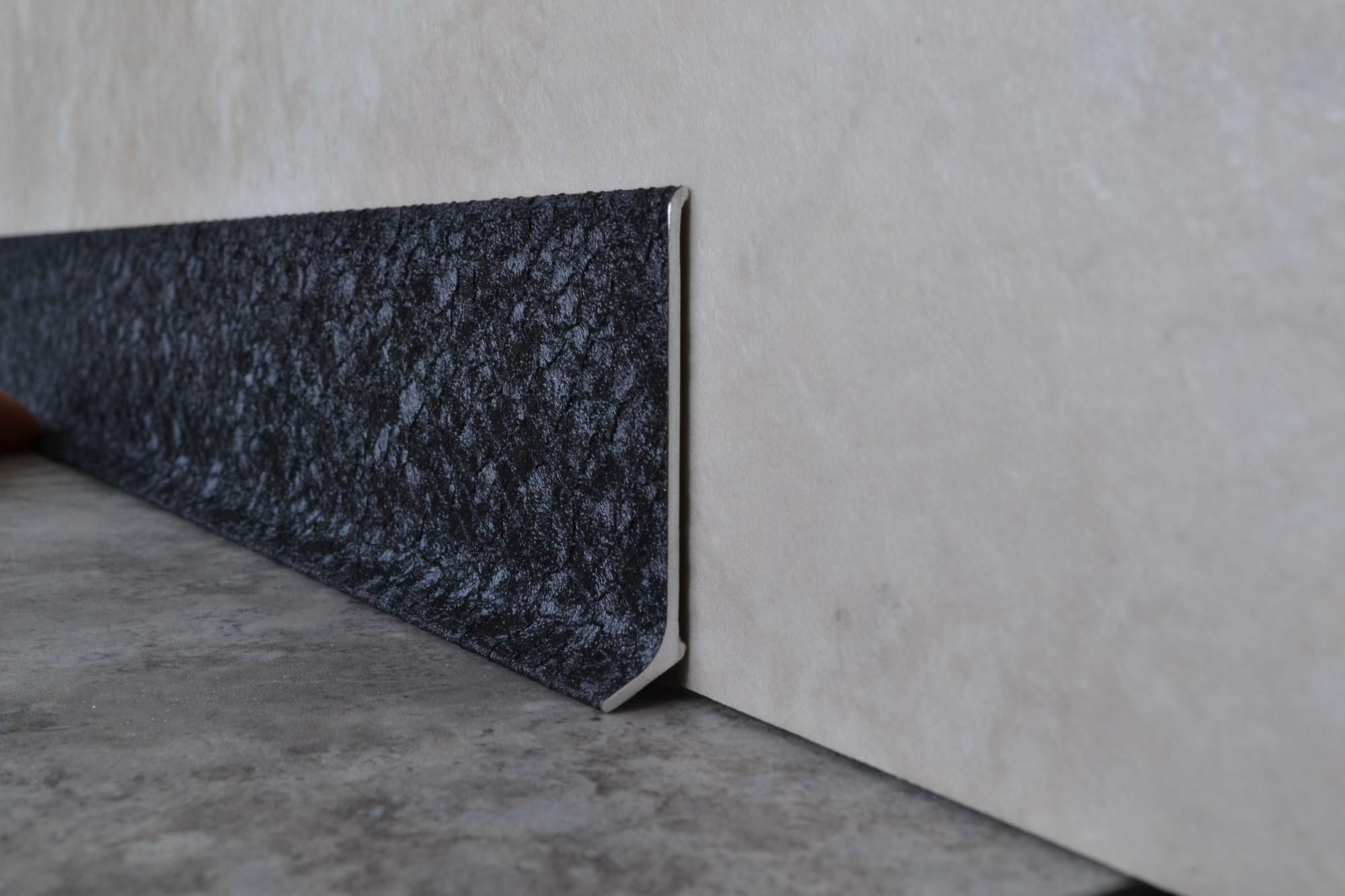 Плинтус алюминиевый L-образный текстура кожи черная (2500*11*60 мм) — купить в Рубцовске