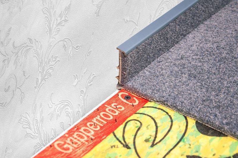 Плинтус для ковролина "Korner" Listwa графит (2500*13,8*50 мм) — купить в Рубцовске